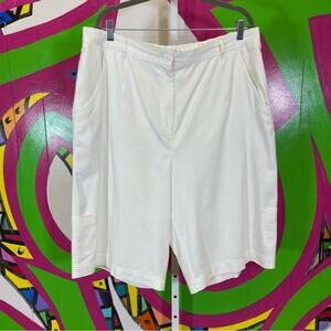Studio Works Woman, White Shorts. Size 22W. In excellent condition!